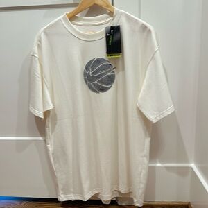 Men’s Nike Tee size medium- nwt (basketball theme)